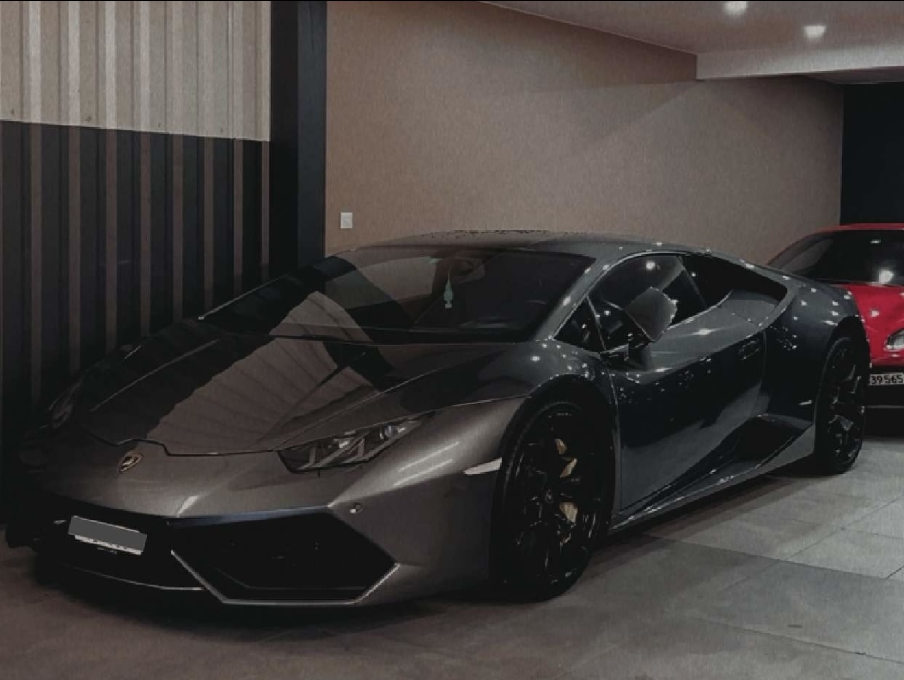 Photo d'une Lamborghini huracan grise