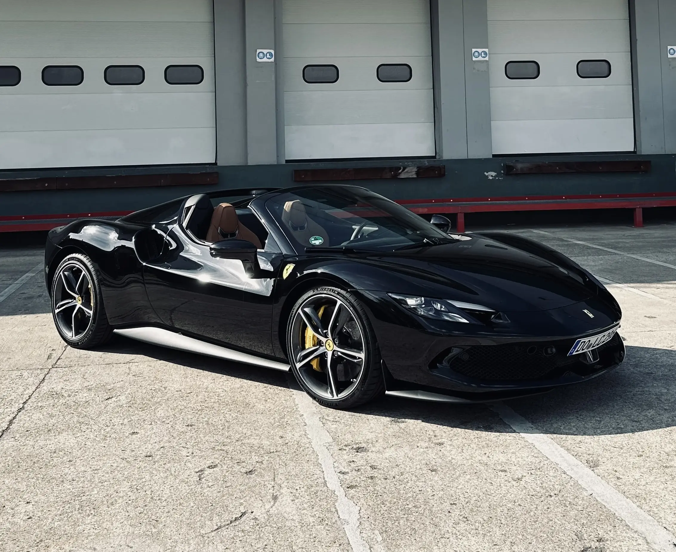 Photo d'une Ferrari 296 gts noir