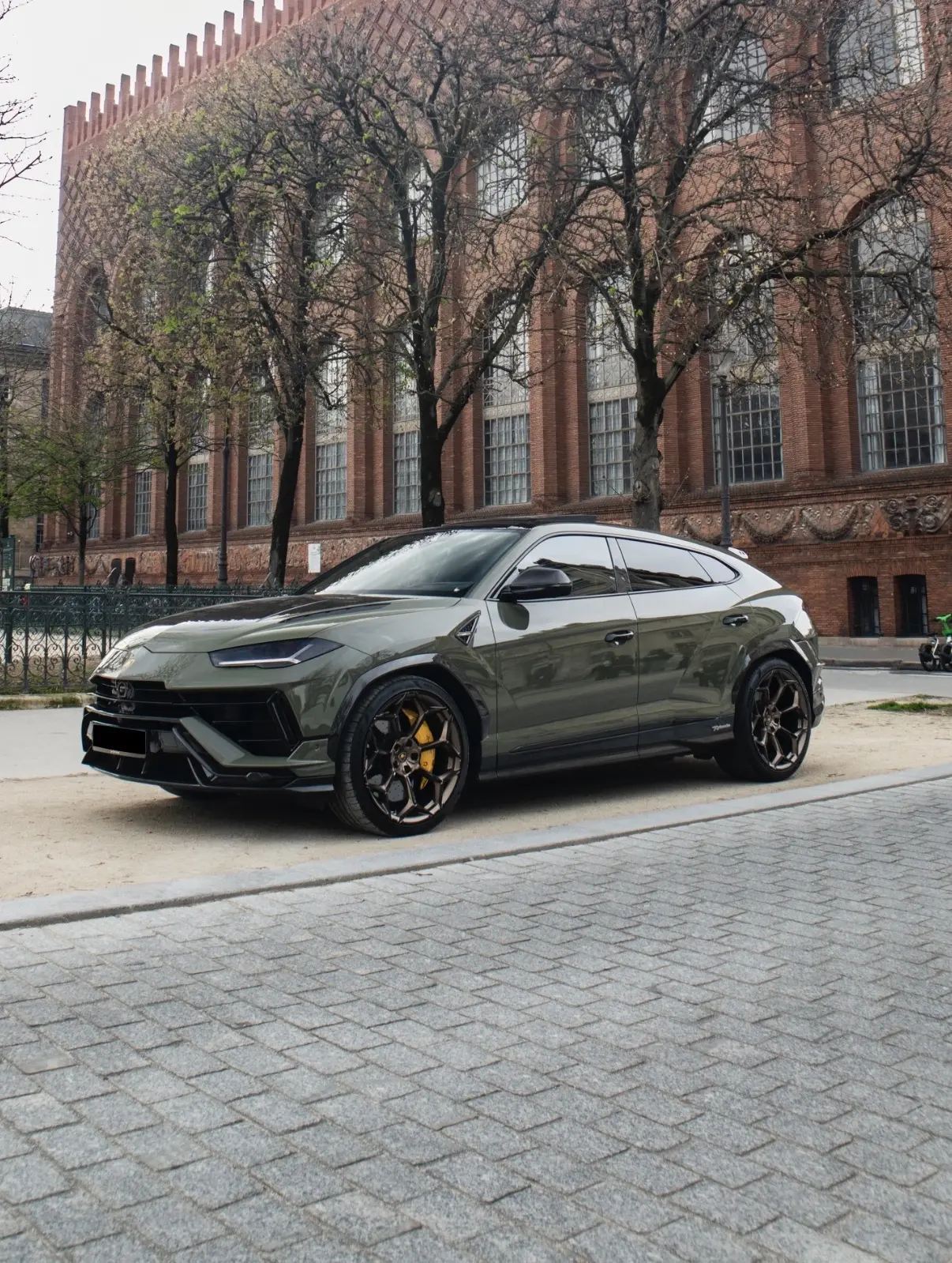 Lamborghini Urus perfermante Verde Military